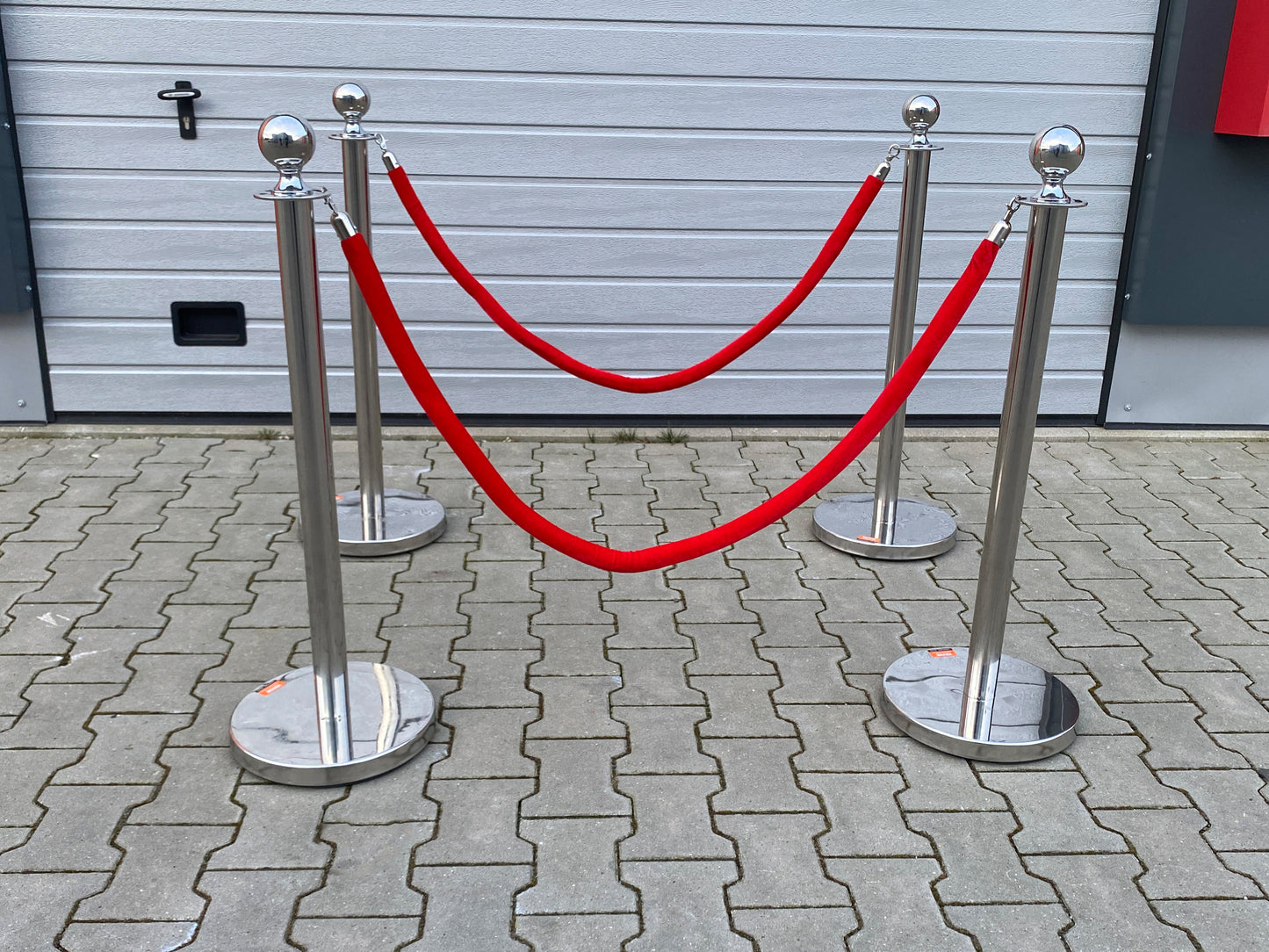 Abgrenzungspfosten mit roter Kordel