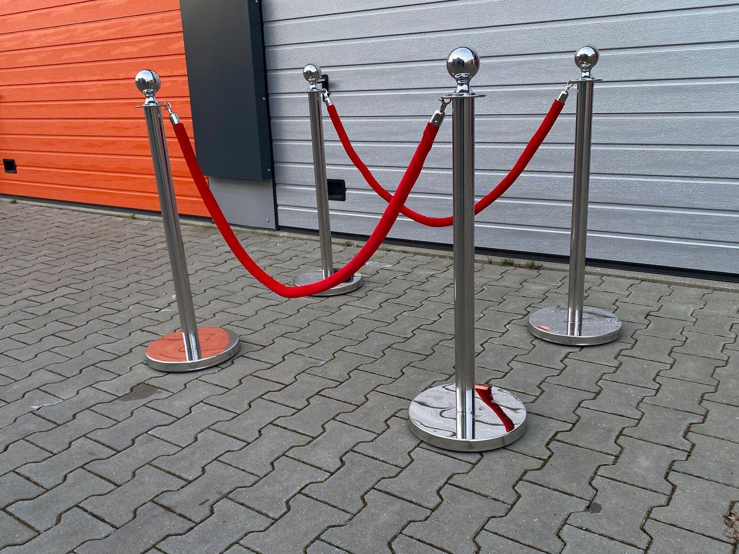 Abgrenzungspfosten mit roter Kordel