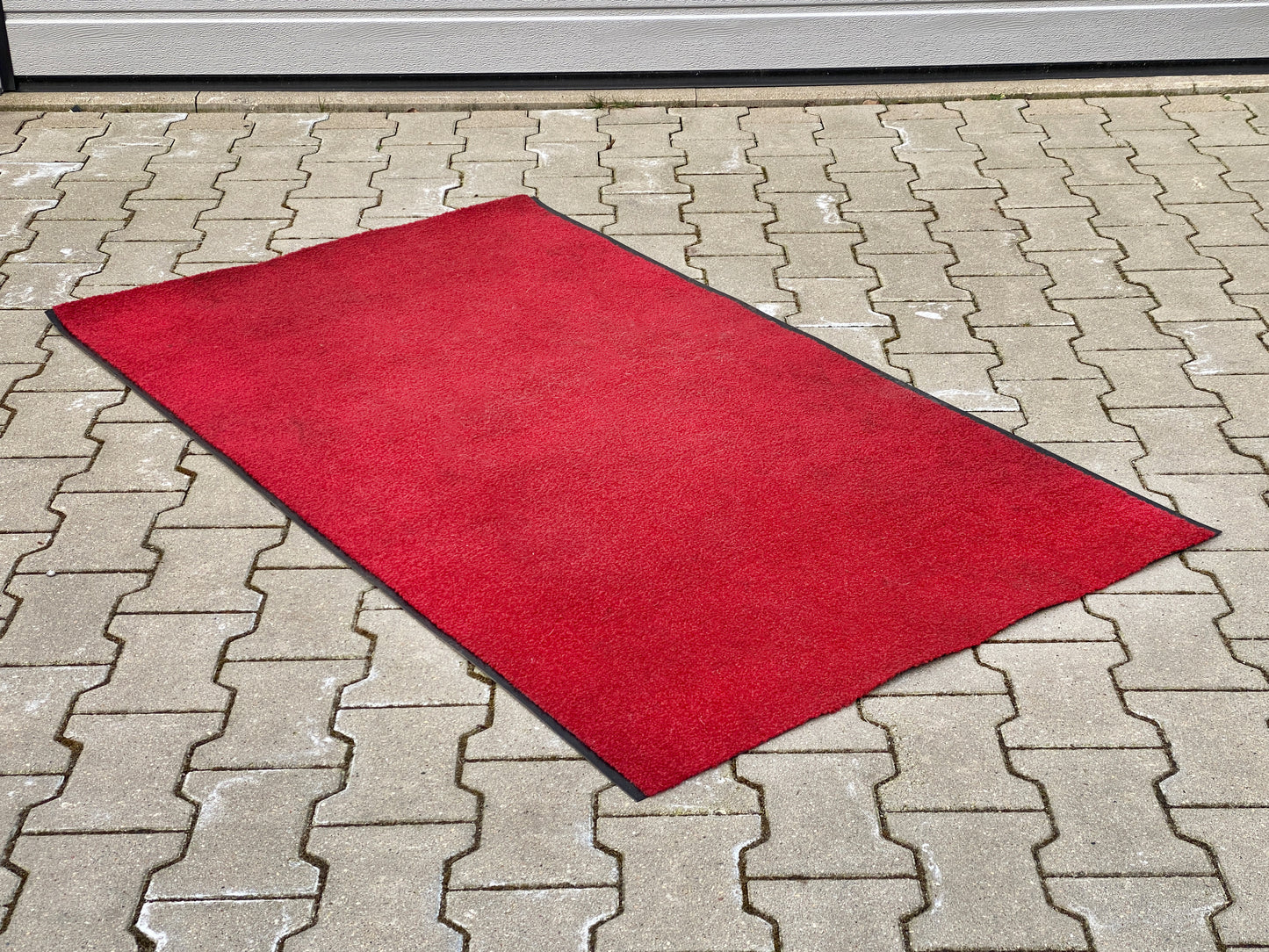 Abgrenzungspfosten mit roter Kordel